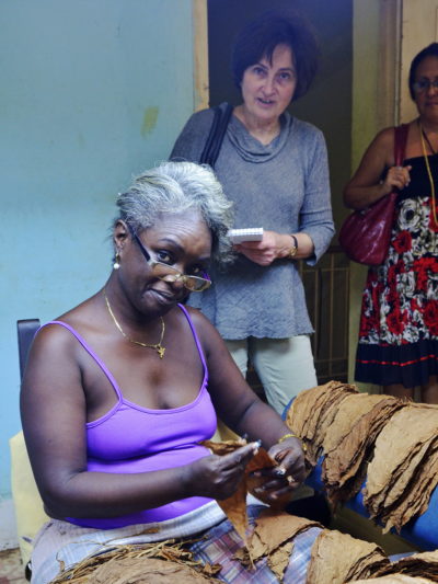 Sigarfabrikk på Cuba fra delegasjonsreise med LO 2015